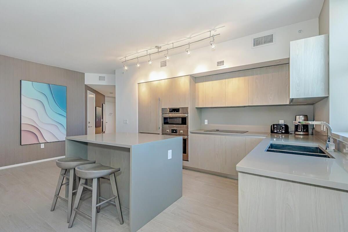 Wrap Around Balcony - Insane Views - Amazing Pools Apartment Hollywood Exterior photo