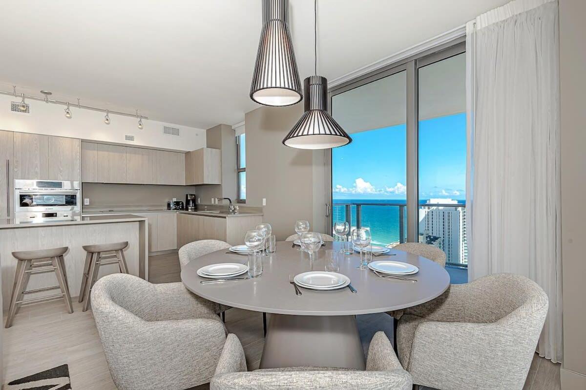Wrap Around Balcony - Insane Views - Amazing Pools Apartment Hollywood Exterior photo