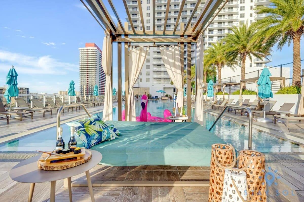 Wrap Around Balcony - Insane Views - Amazing Pools Apartment Hollywood Exterior photo