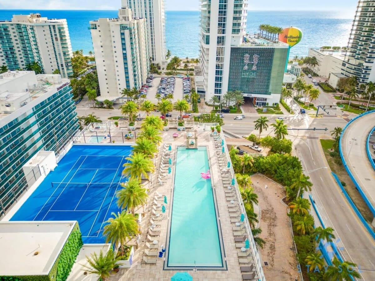 Wrap Around Balcony - Insane Views - Amazing Pools Apartment Hollywood Exterior photo